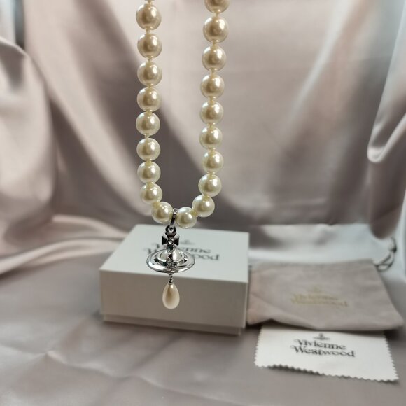 Brand new Vivienne Westwood  Pearl necklace in silver - Picture 3 of 10